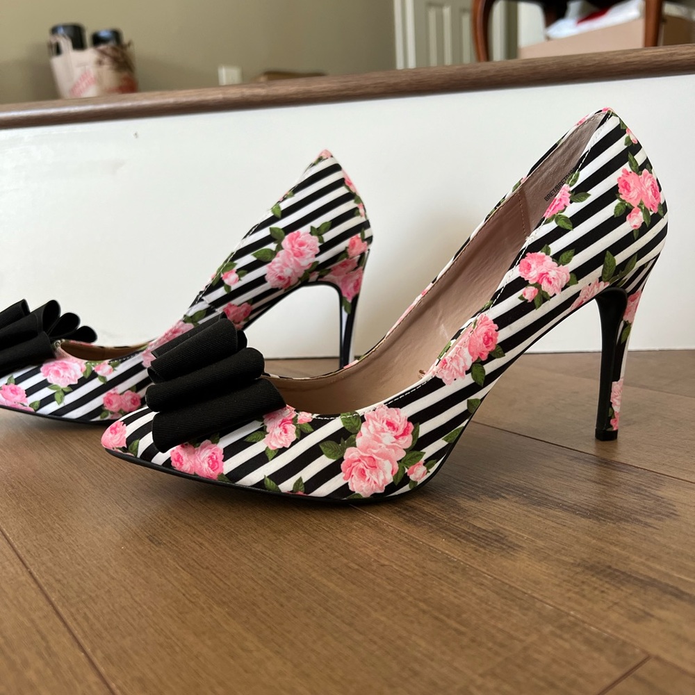 NEW Betsey Johnson heels w/black bows pink roses black and white stripes